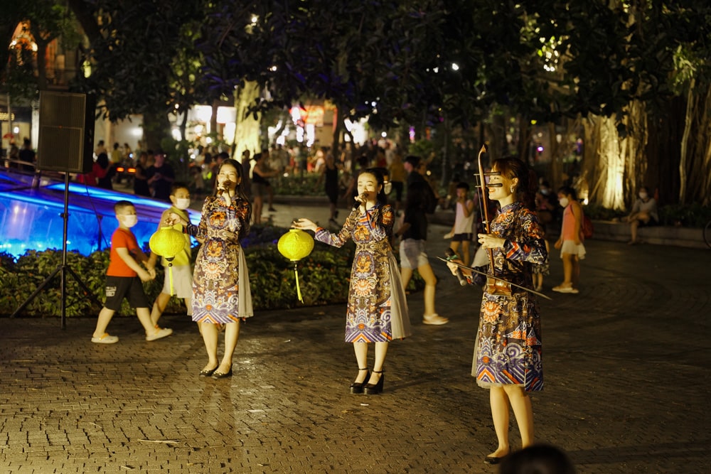 Entertainment at the Hanoi Night Market